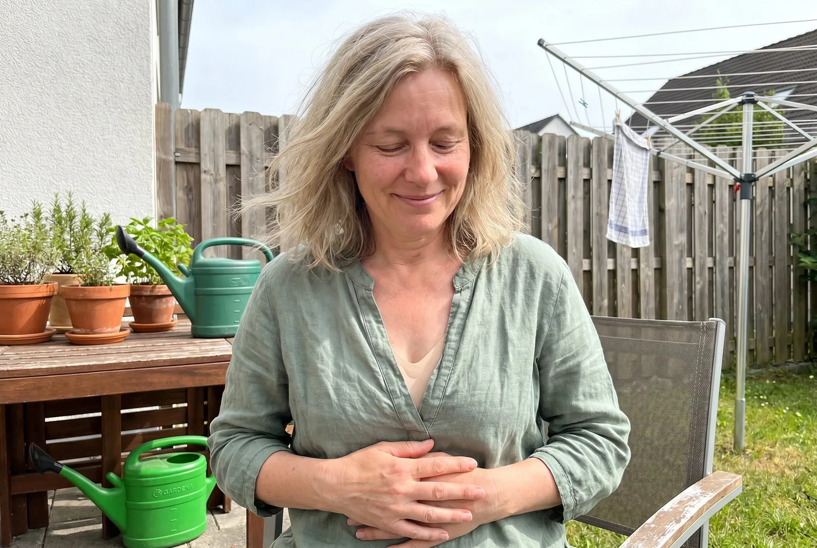 Frau in den Wechseljahren trägt einen weichen bügellosen BH