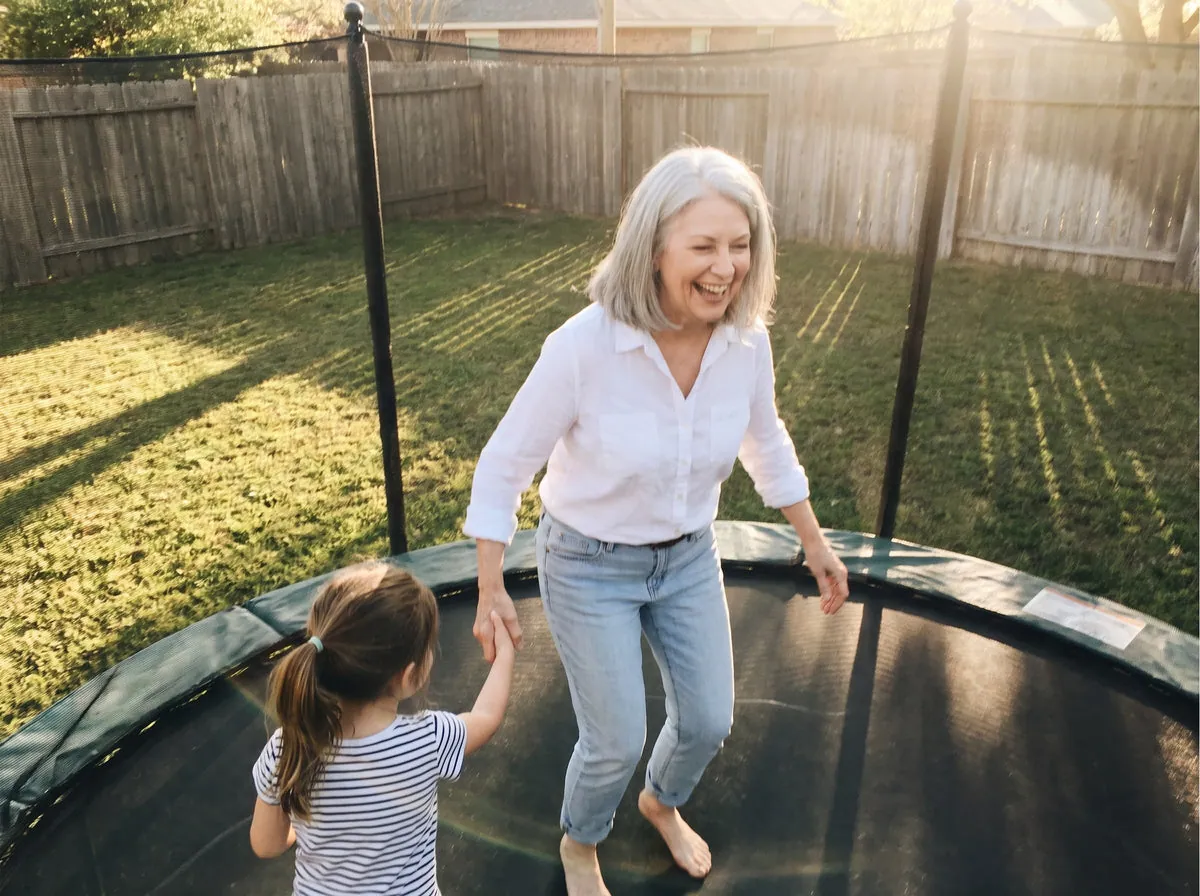På trampolinen med mit barnebarn